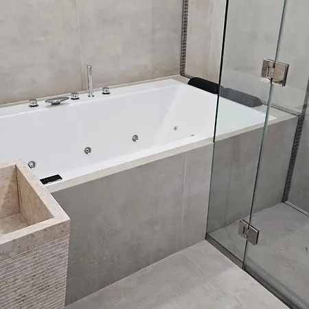 아파트 Oasis Jacuzzi Retreat 마르베야