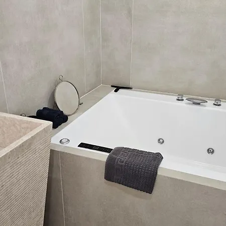 Oasis Jacuzzi Retreat アパート