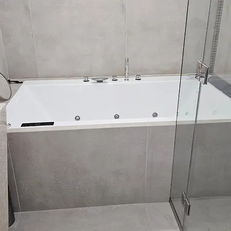 아파트 Oasis Jacuzzi Retreat 마르베야