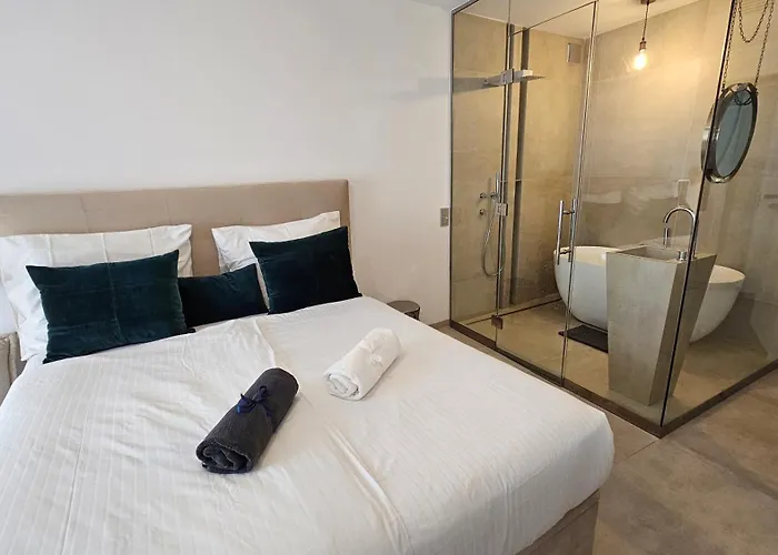 Oasis Jacuzzi Retreat