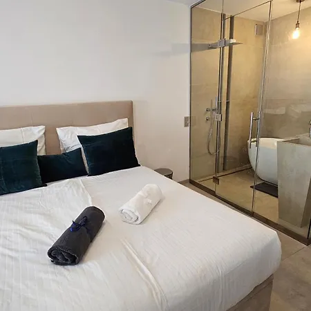 Oasis Jacuzzi Retreat